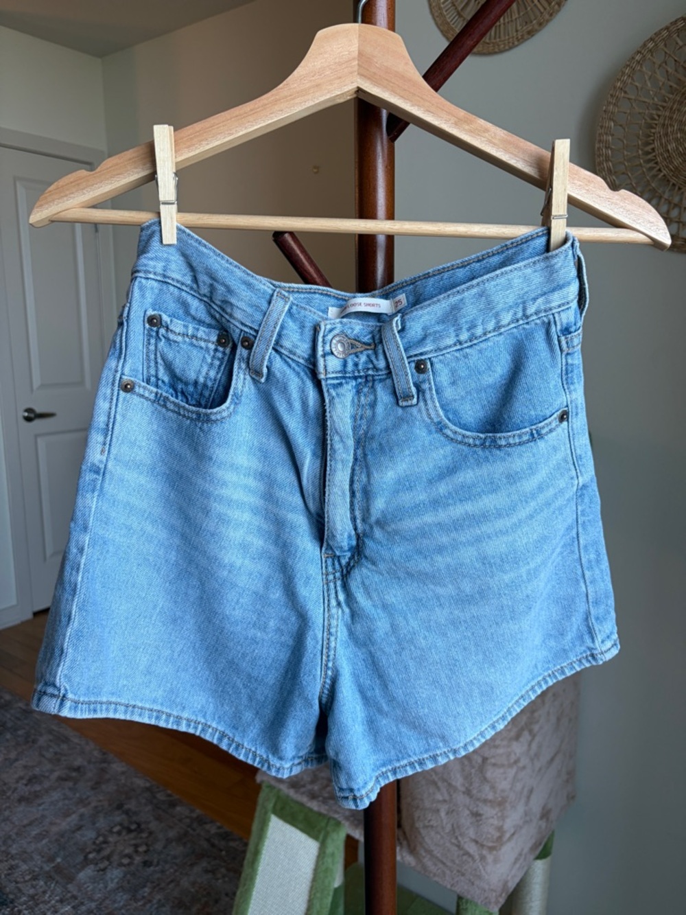 LEVI’S DENIM LOOSE SHORTS